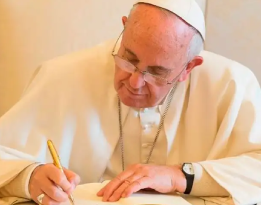 Papa Francisco escribiendo una carta.