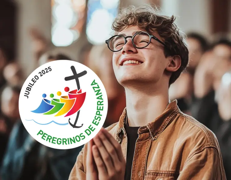 Joven piadoso, al interior de una iglesia católica, promueve el año jubilar 2025.