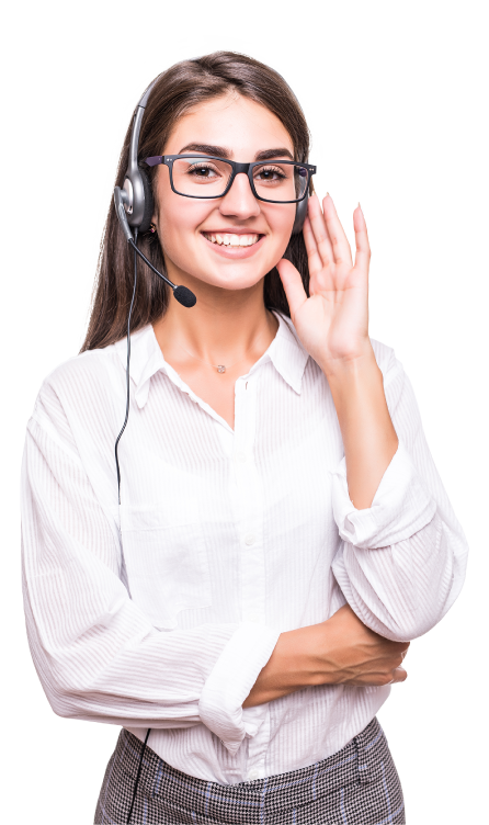 Mujer joven y sonriente atendiendo una llamada telefónica usando unos auriculares.