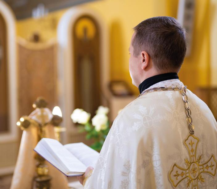 Sacerdote católico en una Iglesia celebrando la Eucaristía.